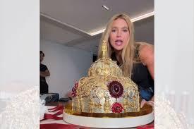 Virginia mostra panetone de luxo de R$ 6 mil comprado para irmão de Vini Jr.