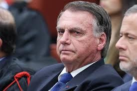 Bolsonaro caiu, bateu cabeça em móvel e não está bem, diz Michelle