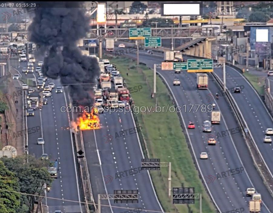 Caminhão pega fogo e interdita Rodovia Anhanguera em Sumaré