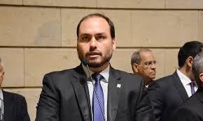 Carlos Bolsonaro faz críticas de só poder visitar o pai na PF em 2 dias da semana