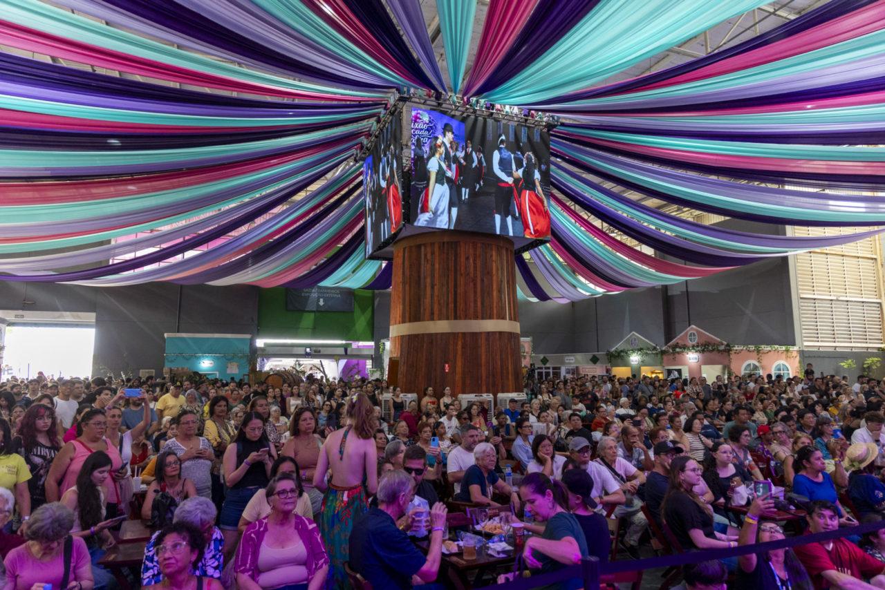 Com mais de 71 mil visitantes, Festa da Uva tem início marcado por sucesso e grande participação popular