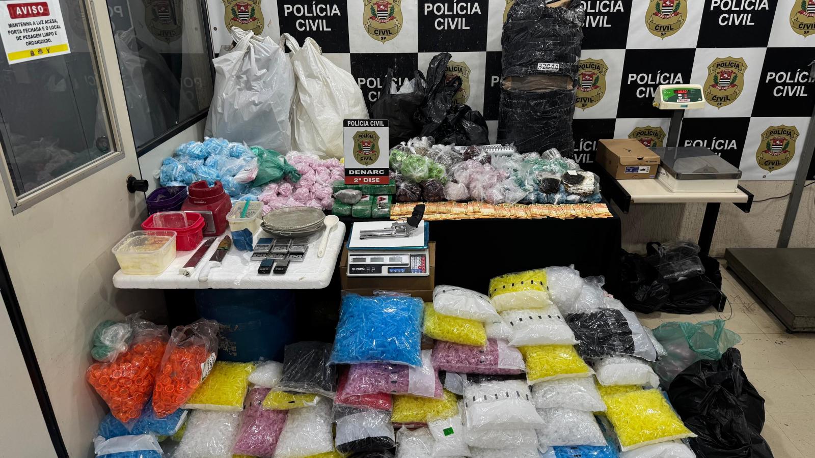 Denarc apreende drogas e identifica uso de cal na mistura de cocaína