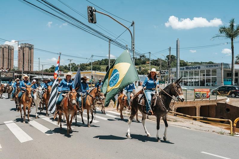 Desfile de Muladeiros reúne cerca de 1.300 participantes e mantém viva tradição que anuncia a Festa do Figo