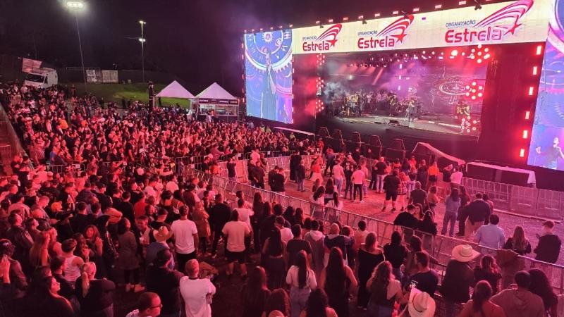 Fechando a 1ª semana de grandes shows da 75ª Festa do Figo, público foi ao delírio com o cantor Panda