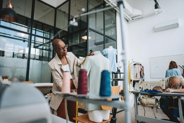 Flexibilização do dress code e moda utilitária no Brasil