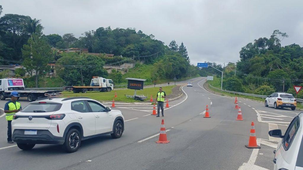 Grande volume de chuvas interdita Serra Mogi-Bertioga (SP-098)