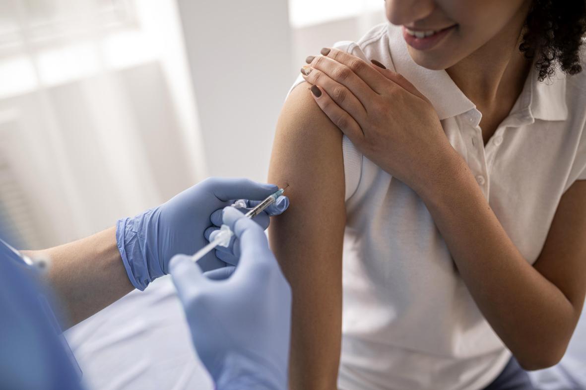 Janeiro Verde: vacina contra o HPV pode evitar o câncer de colo do útero mesmo na fase adulta
