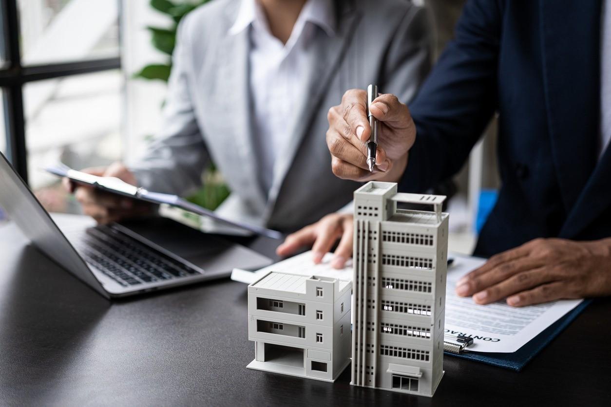 Mercado imobiliário reage aos juros e redefine decisões de moradia no Brasil