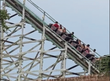 Parada técnica deixa visitantes presos em montanha russa no Hopi Hari