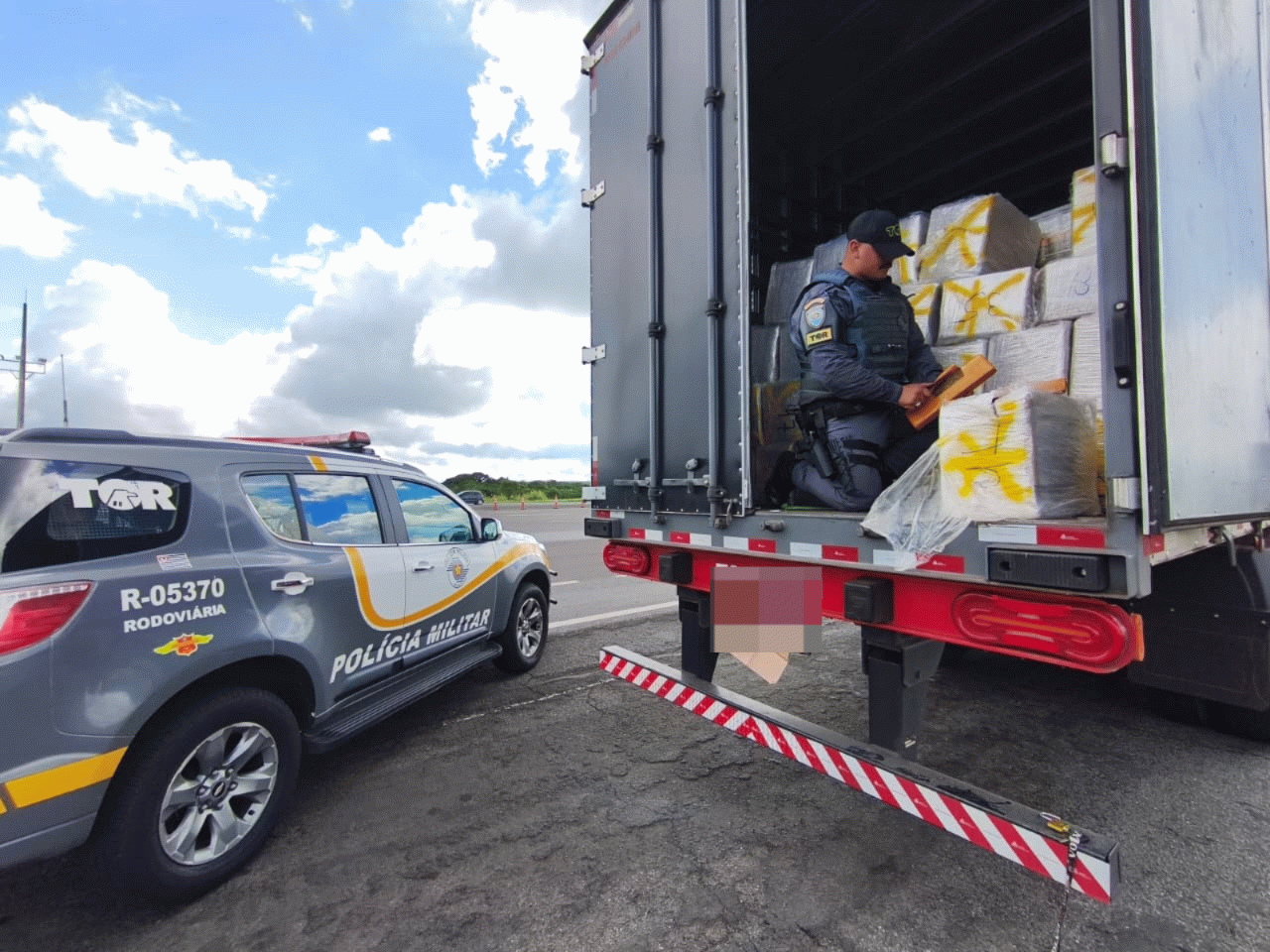 Polícia Rodoviária apreende quase 1 tonelada de maconha em carga de óleo no interior de São Paulo