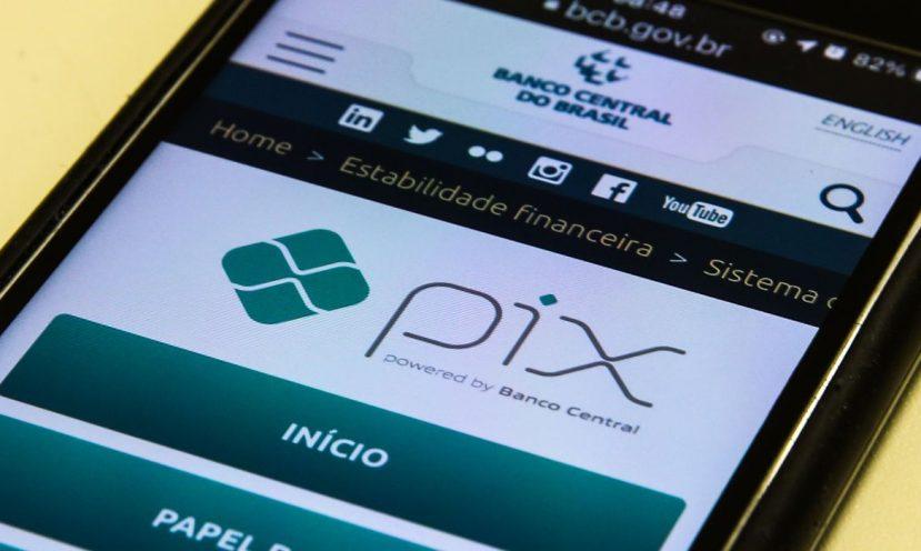 Receita Federal volta a negar taxação do Pix e alerta para golpes
