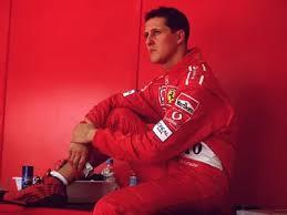 Schumacher não está mais acamado e pode sentar em cadeira de rodas, diz jornal inglês