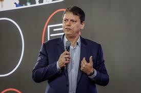 Tarcísio veta obrigatoriedade de cardápio de papel em restaurantes de SP