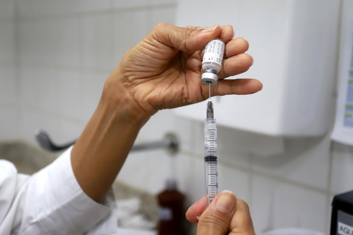 Vacinação contra a dengue segue disponível; baixa adesão à 2ª dose preocupa Saúde