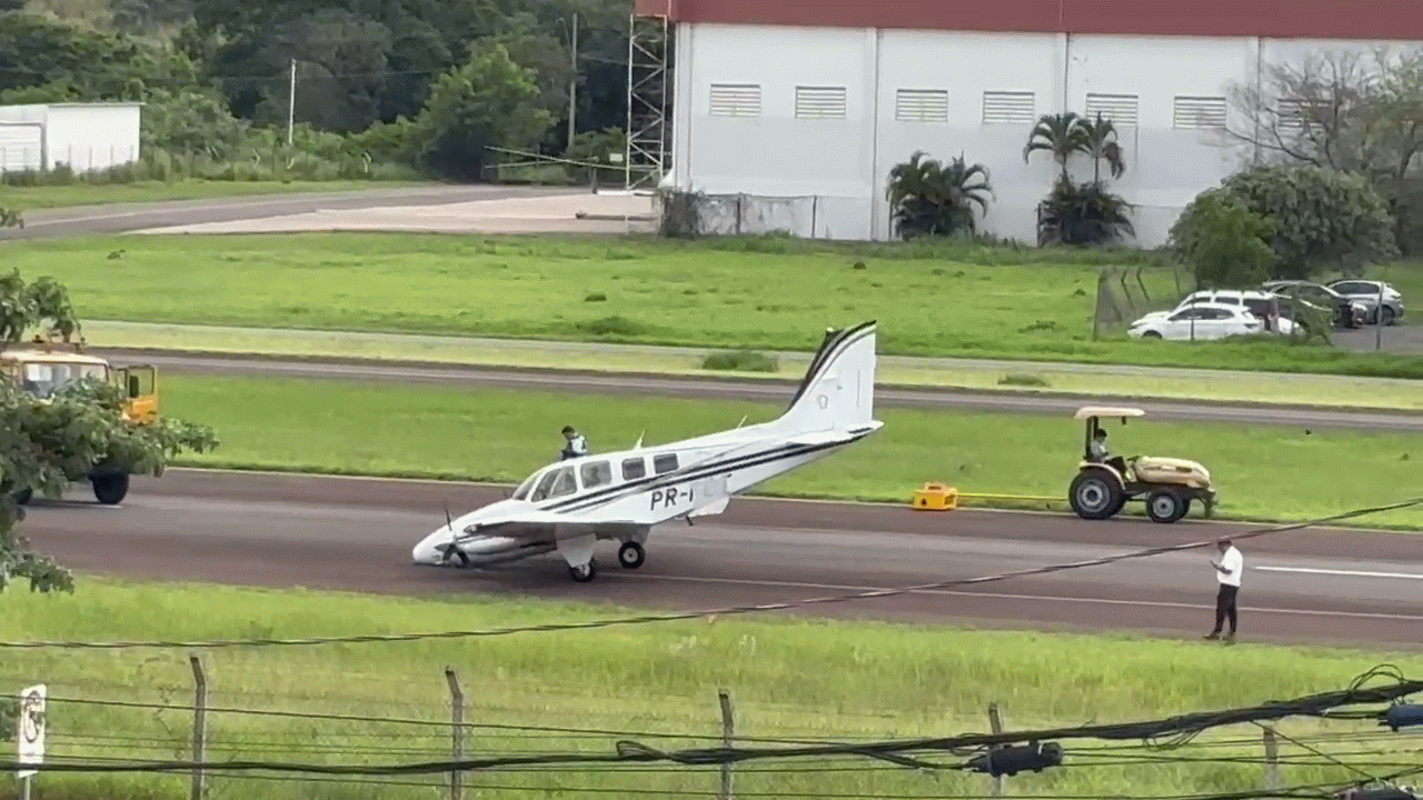 Avião bimotor faz pouso forçado em Campinas após colisão com pássaros