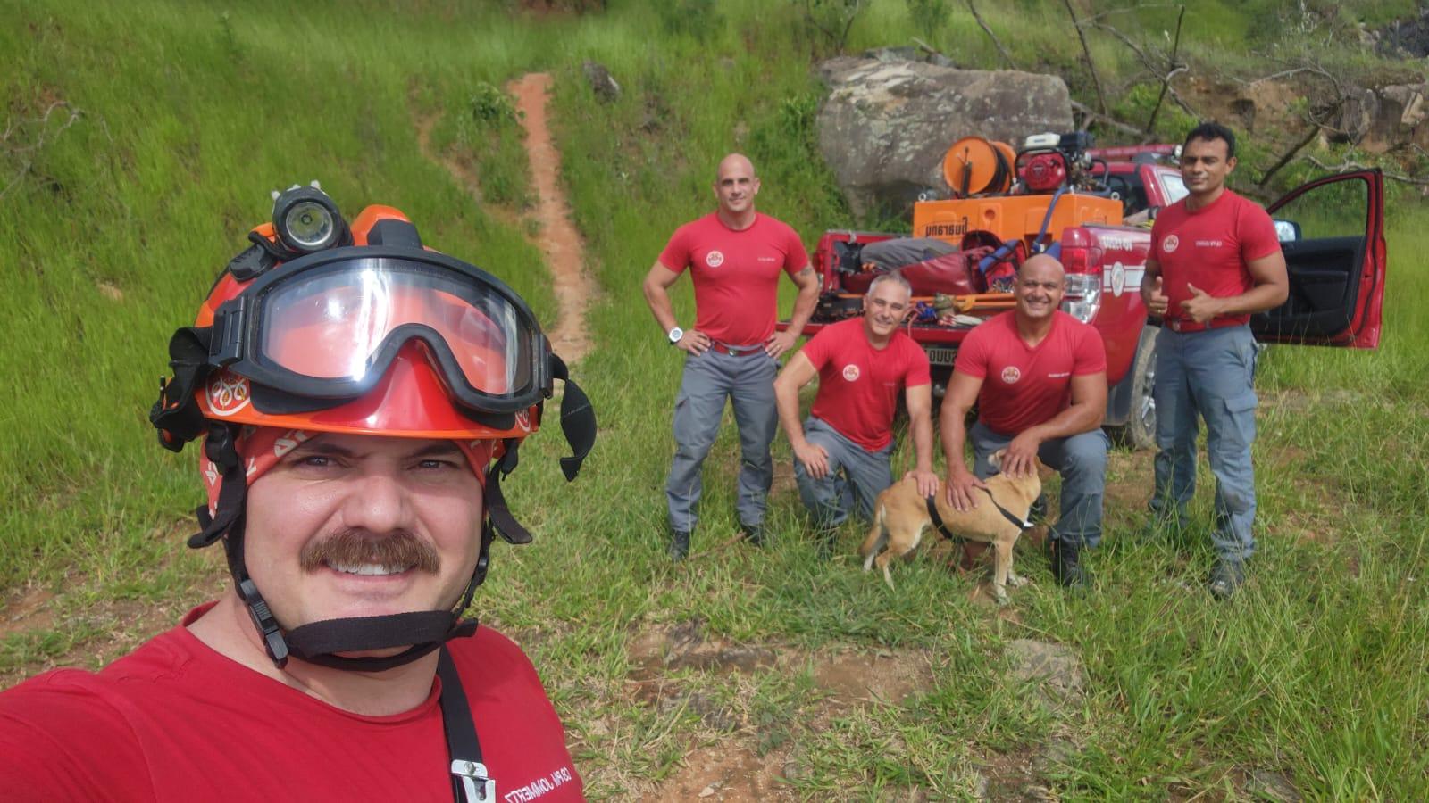 Bombeiros realizam rapel para resgatar cão em situação de risco em pedreira