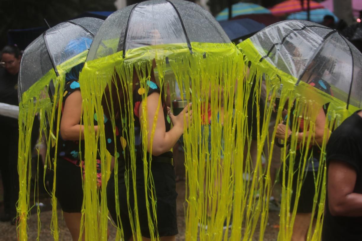Com chuva, Defesa Civil reforça orientações para quem vai curtir o Carnaval 