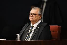 Dino manda suspender pagamento de penduricalhos nos Três Poderes