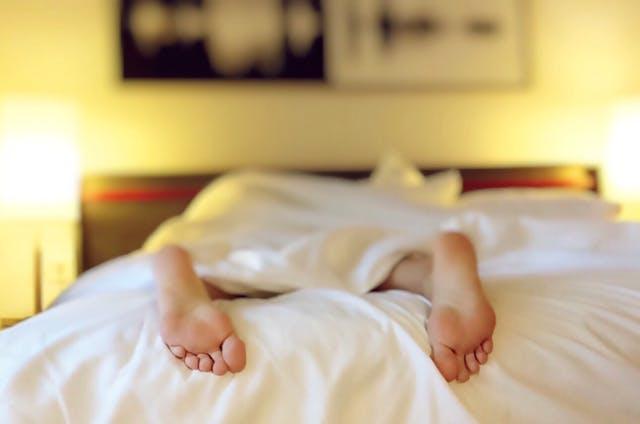Dormir no calor: como a umidade do ar afeta a qualidade do sono