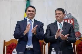 Em ato na Alesp, Tarcísio chama Flávio de 'futuro presidente' e reforça aproximação para 2026