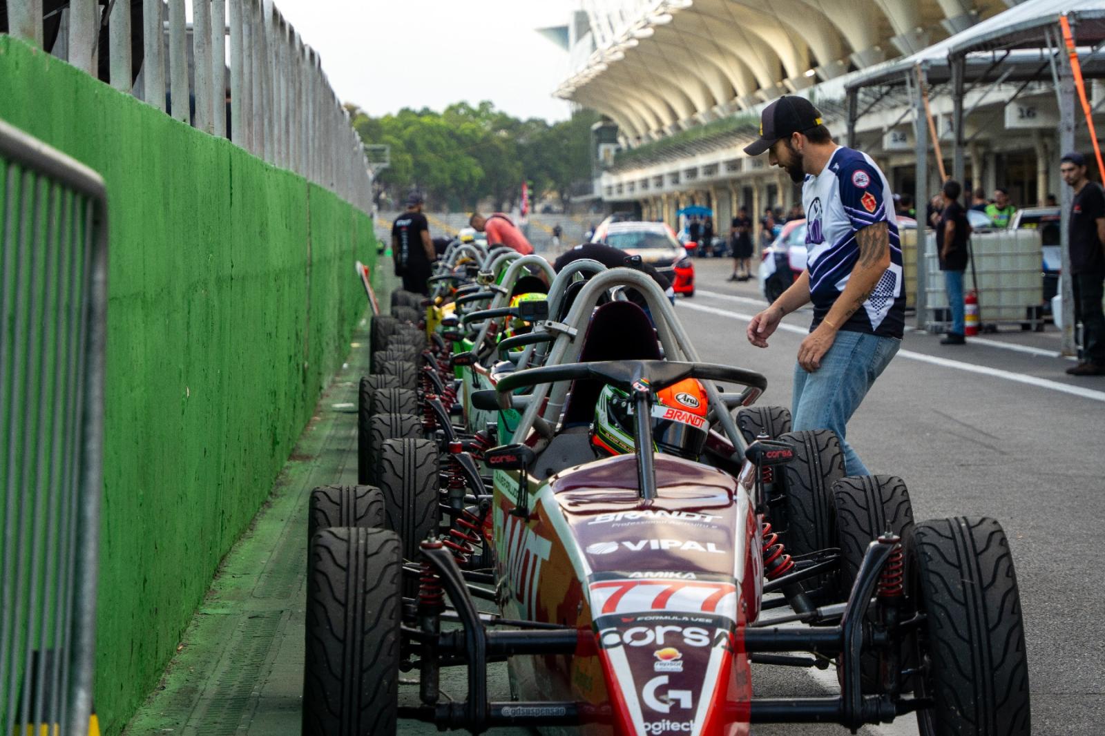 Levi Simões brilha sob chuva em Interlagos e conquista a abertura do Paulista de Fórmula Vee 2026