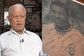 Morre o barbeiro que moldou o topete do Rei 