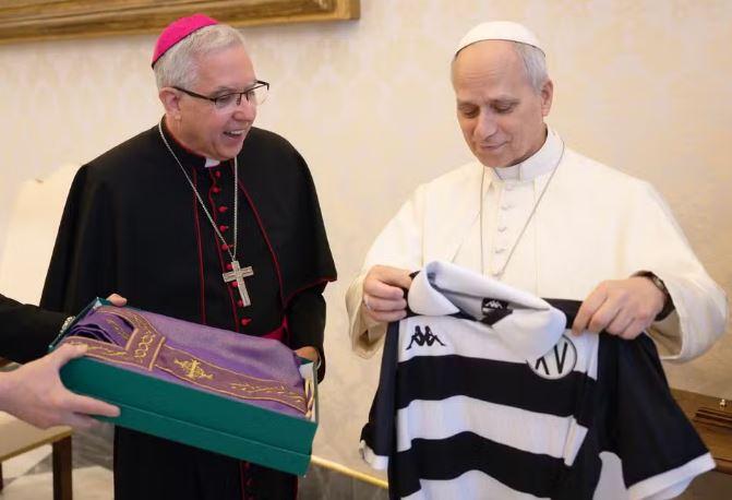 Papa Leão XIV é presenteado com a camisa do XV de Piracicaba