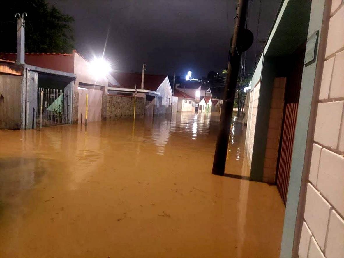 Chuvas de 78 mm provocam alagamentos em Itatiba e mobilizam equipes da Prefeitura Chuvas de 78 mm provocam alagamentos em Itatiba e mobilizam equipes da Prefeitura