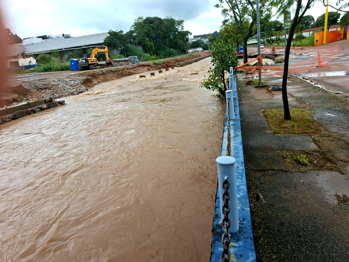 Chuvas de 78 mm provocam alagamentos em Itatiba e mobilizam equipes da Prefeitura Chuvas de 78 mm provocam alagamentos em Itatiba e mobilizam equipes da Prefeitura