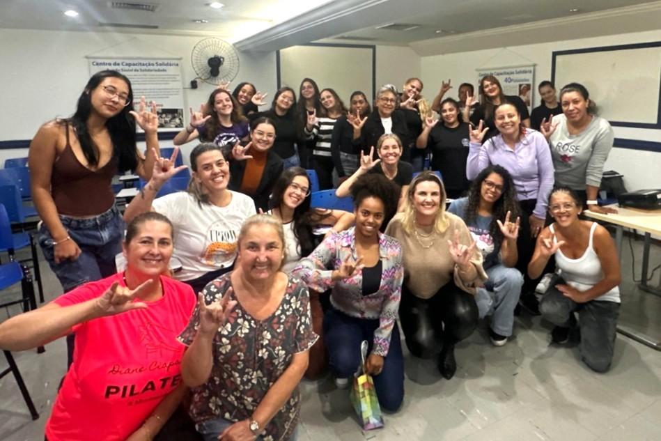 Alunos de Libras do FormAção vivenciam prática com convidada surda em atividade de imersão cultural