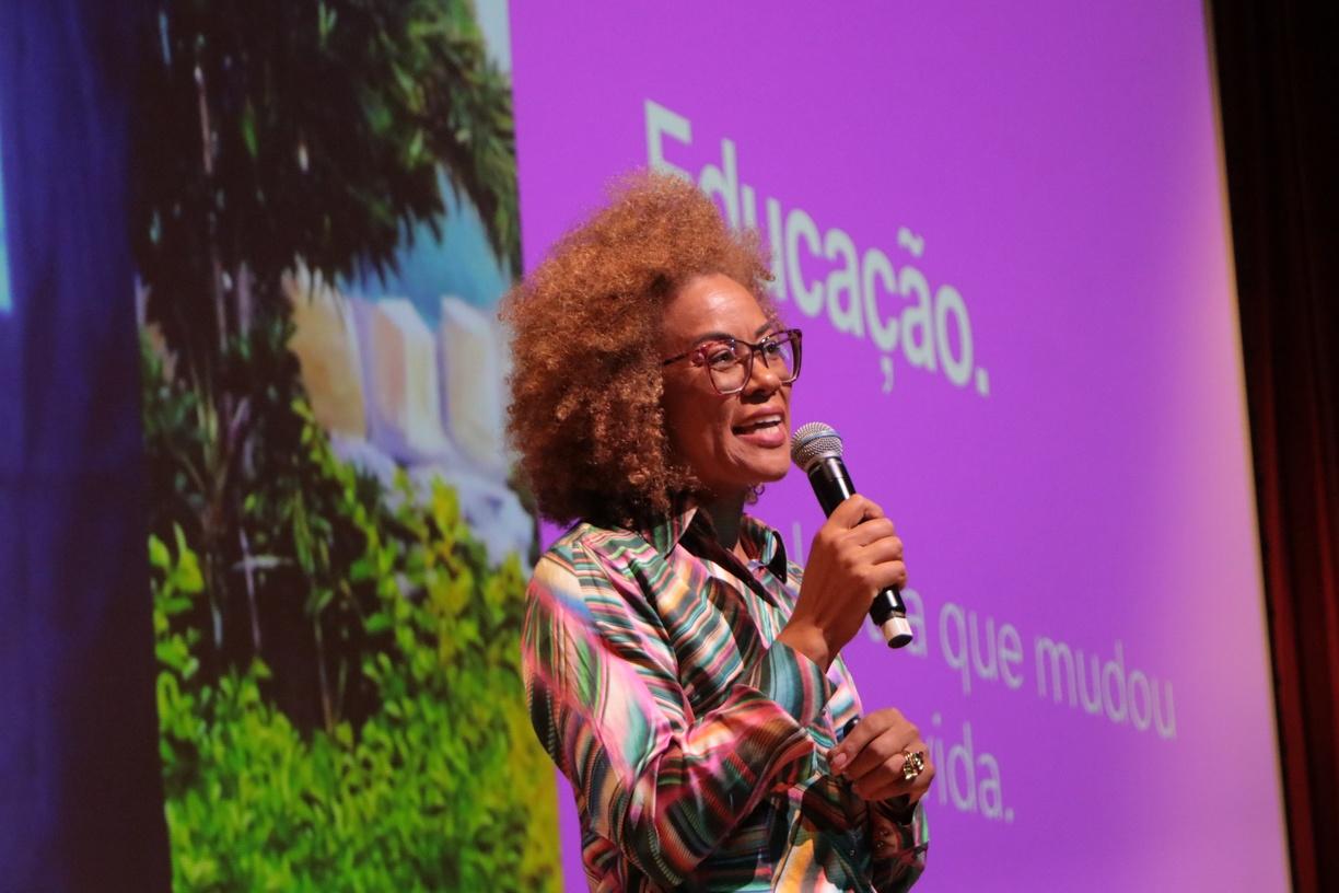 Aretha Duarte inspira público em palestra do Mês da Mulher no Centro de Convivência 
