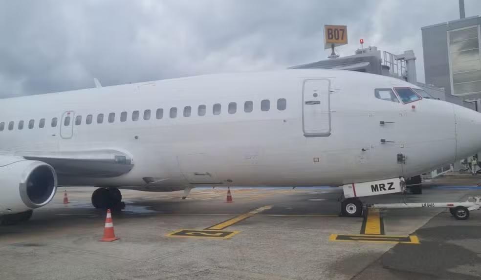 Avião com imigrantes do Haiti fica retido no aeroporto de Viracopos em Campinas