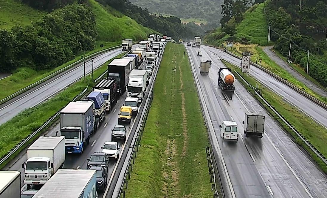 Caminhão capota na D.Pedro e bloqueia totalmente a rodovia; vítima está em estado grave 