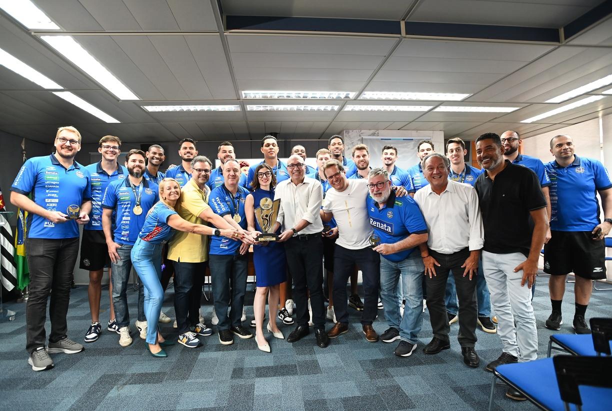 Cerimônia em Campinas homenageia equipe do Vôlei Renata, nova campeã sul-americana de vôlei 