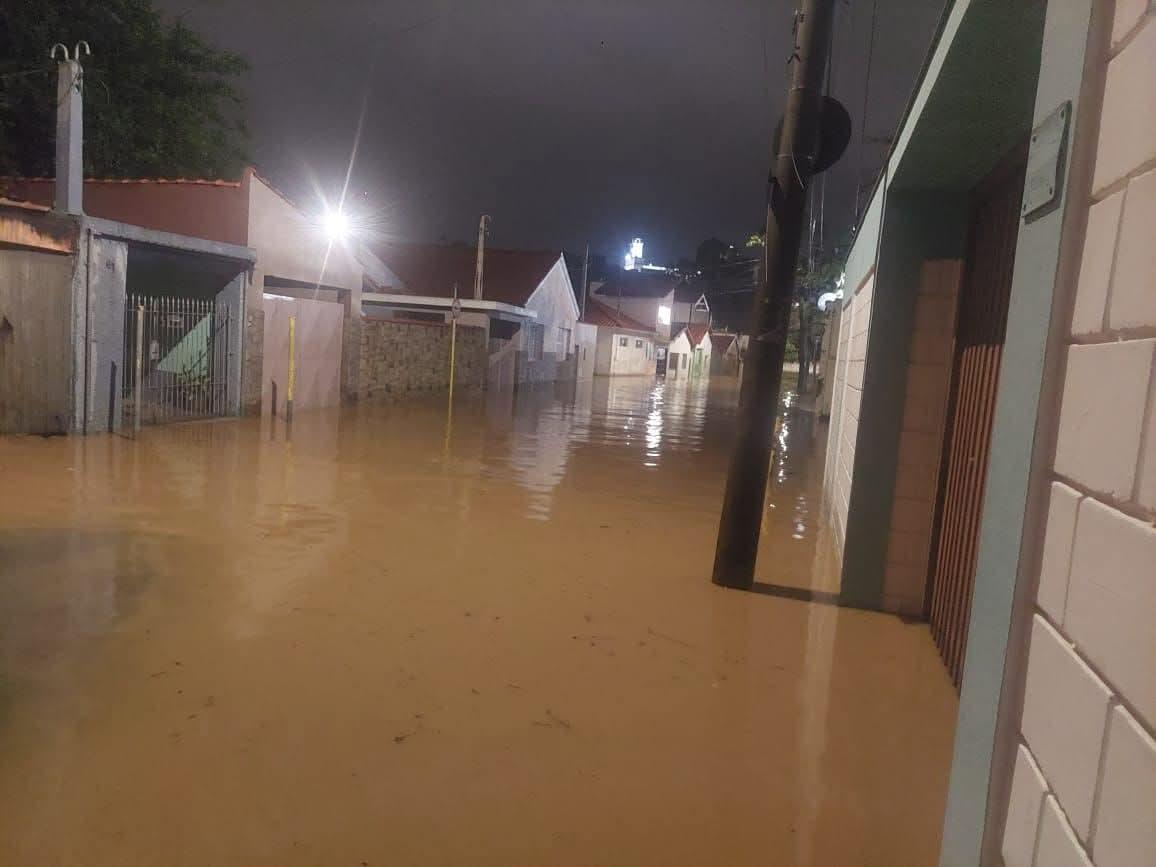 Chuvas intensas causam alagamento na Baixada do Jacaré