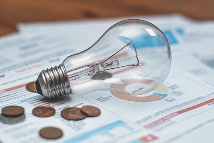 Conta de luz mais cara leva brasileiros a buscar alternativas para reduzir gastos