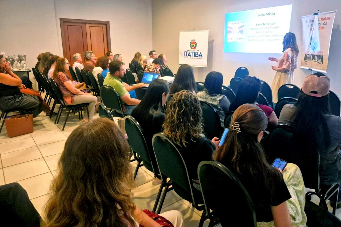 Dia da Mulher: Palestras abrem programação anual; mulheres do agro recebem ação especial