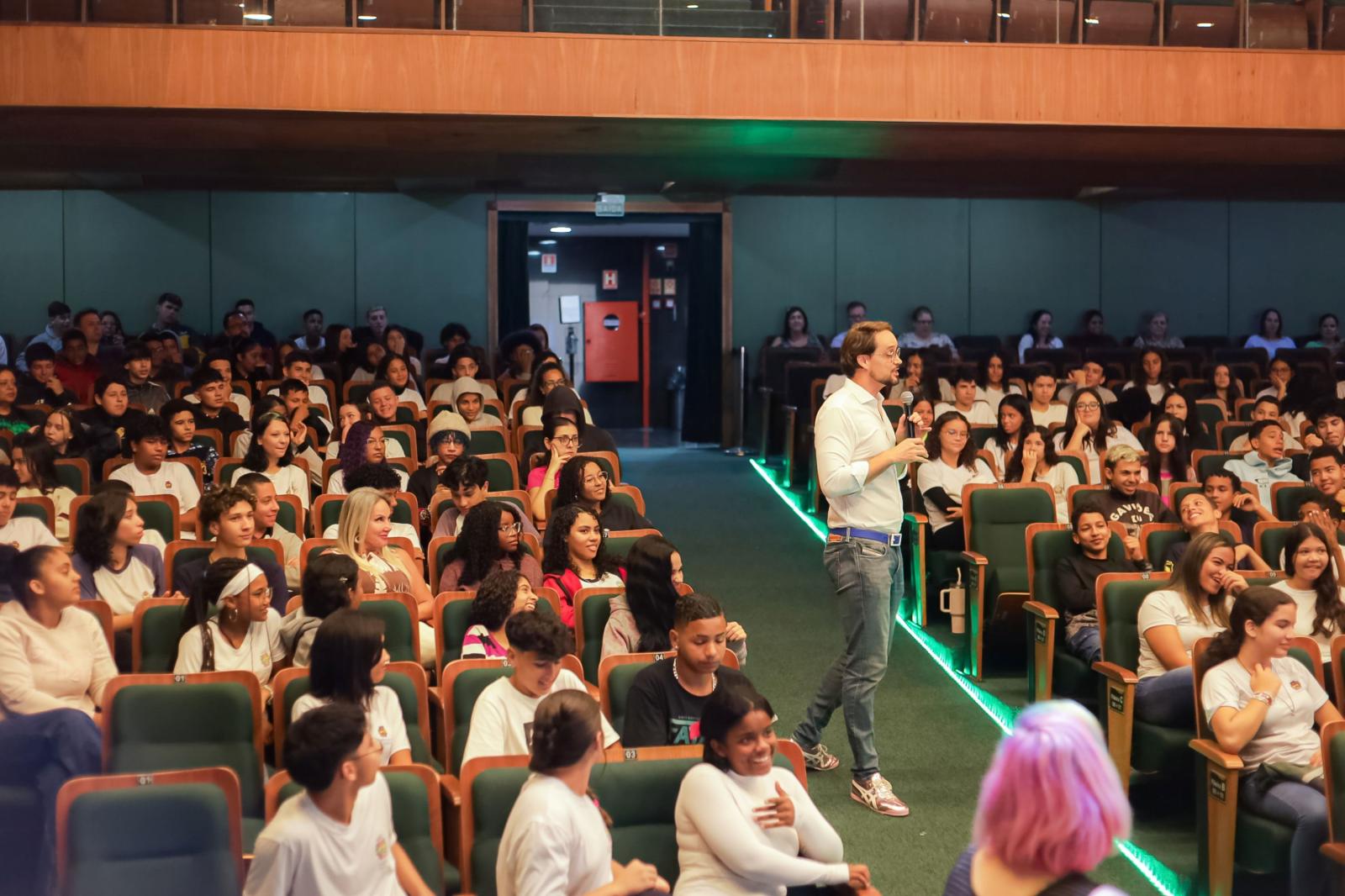 Mais de 300 alunos da rede municipal participam de palestra sobre prevenção da gravidez na adolescência