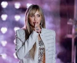 Miley Cyrus volta ao papel de Hannah Montana para aniversário de 20 anos