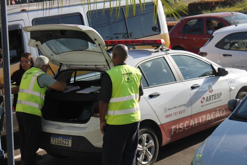 Operação conjunta apreende veículos de transporte escolar clandestino em Vinhedo