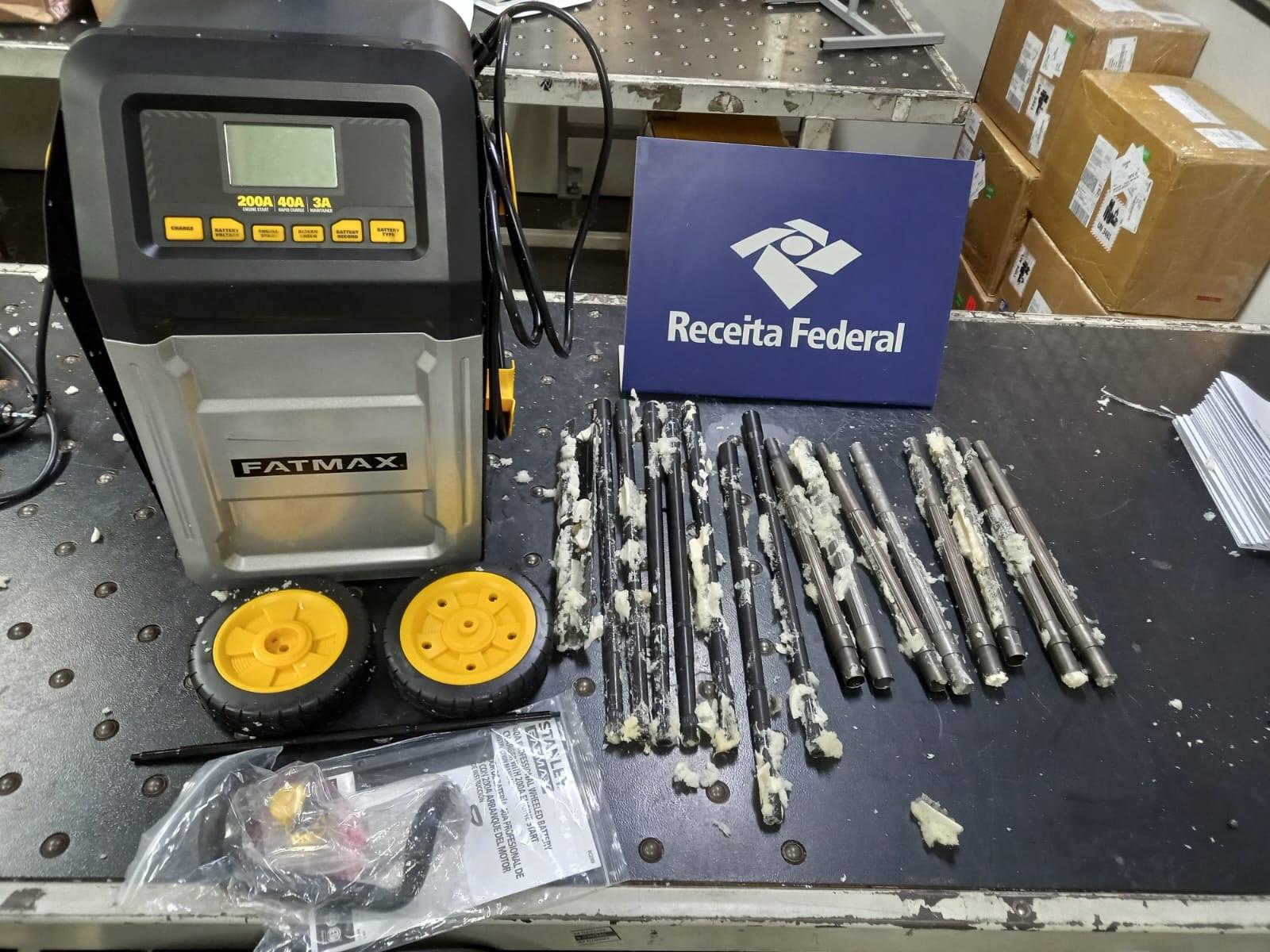 Receita apreende peças de fuzil escondidas em carregador de bateria em Viracopos