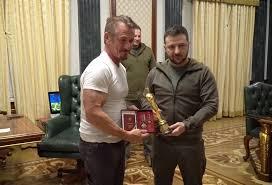 Sean Penn aparece em foto com o presidente Zelenski na Ucrânia após faltar ao Oscar
