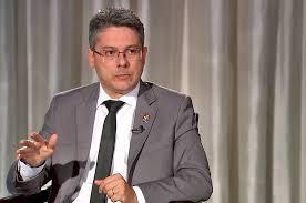 Senador obtém assinaturas para abrir CPI contra Moraes e Toffoli por caso Master