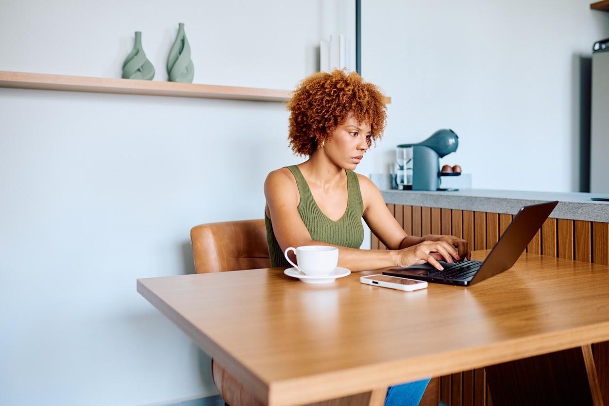 Trabalho híbrido e coworking transformam a dinâmica urbana nas grandes cidades
