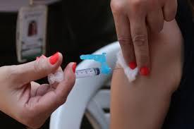 Vacinação contra HPV entre meninos sobe de 47% para 74% em São Paulo