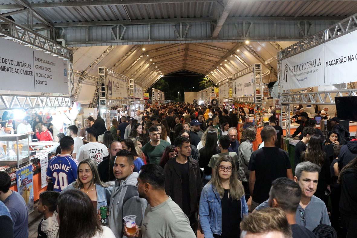 1º fim de semana da Festa do Caqui reúne mais de 50 mil visitantes