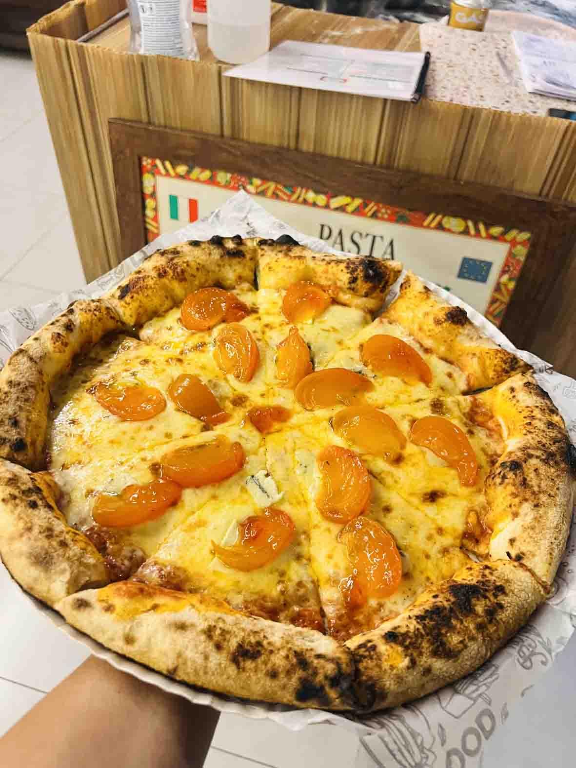 Casal de Itatiba aposta em pizza de caqui e leva sabor local a campeonato nacional em São Paulo