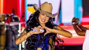Ana Castela recebe seu Grammy Latino 'quase dois anos depois'