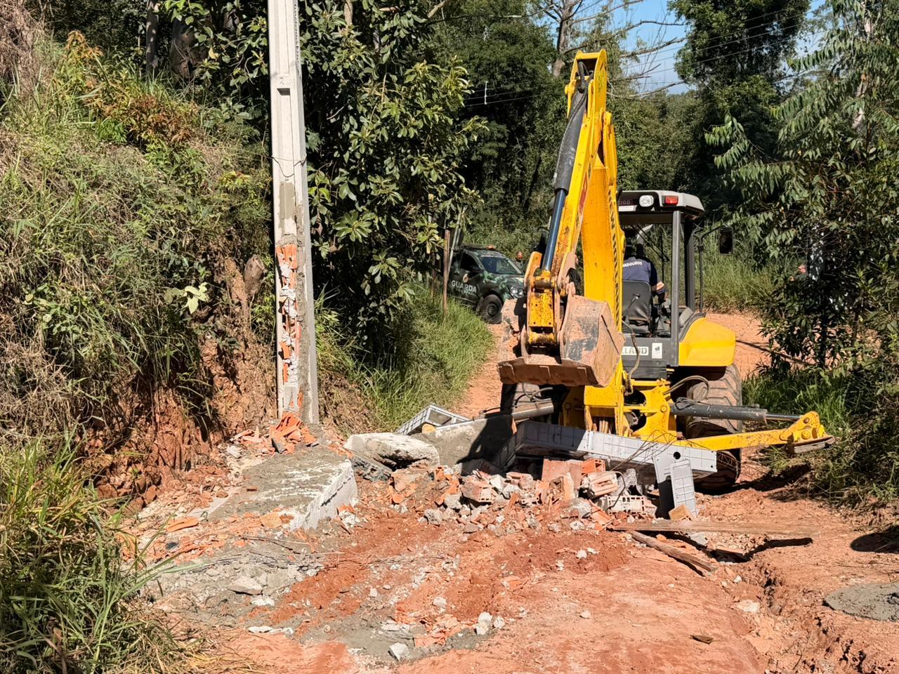 Após notificações e embargo, Prefeitura de Jundiaí executa demolição em área irregular na Serra do Japi