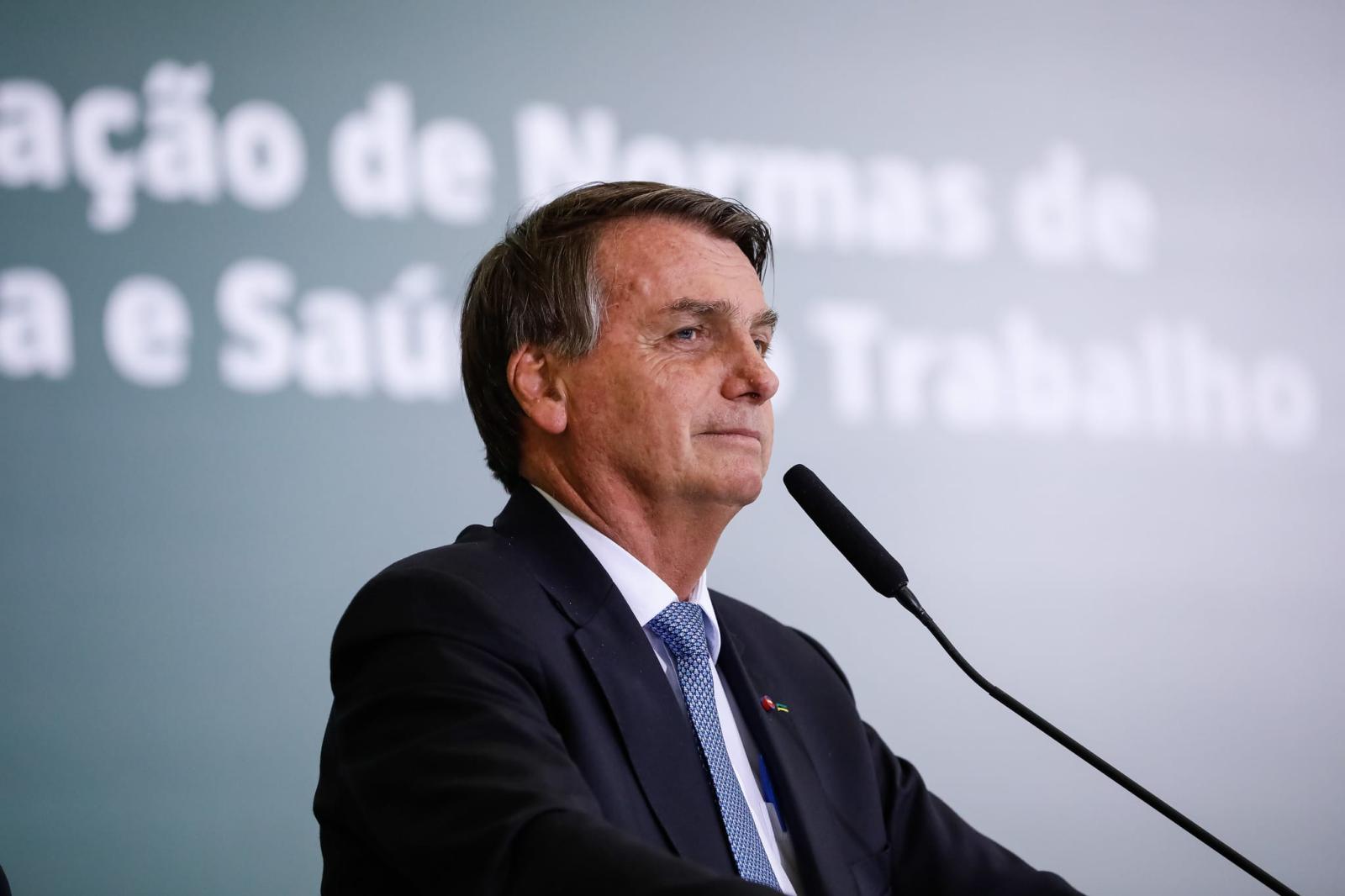 Bolsonaro se queixa de 'dor intermitente' no ombro e PGR não se opõe à cirurgia